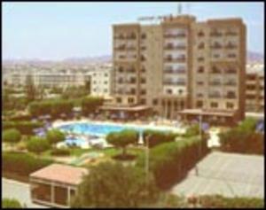 לימסול Castle Hotel Apts מראה חיצוני תמונה